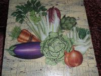 Įvairiomis daržovėmis dekoruota pjaustymo lentutė
